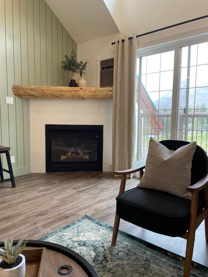 Waterton Glacier Suites Ngoại thất bức ảnh
