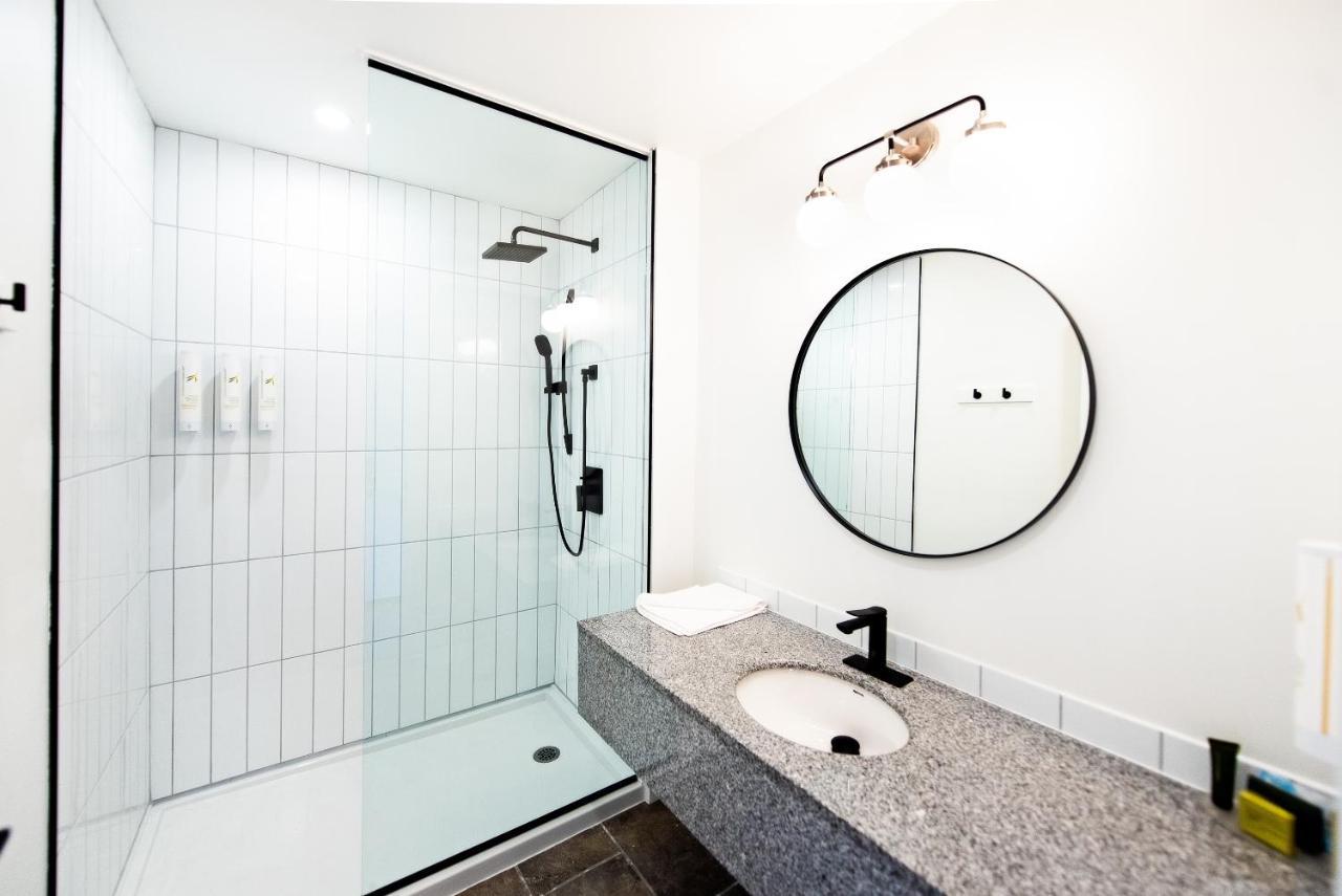 Waterton Glacier Suites Ngoại thất bức ảnh