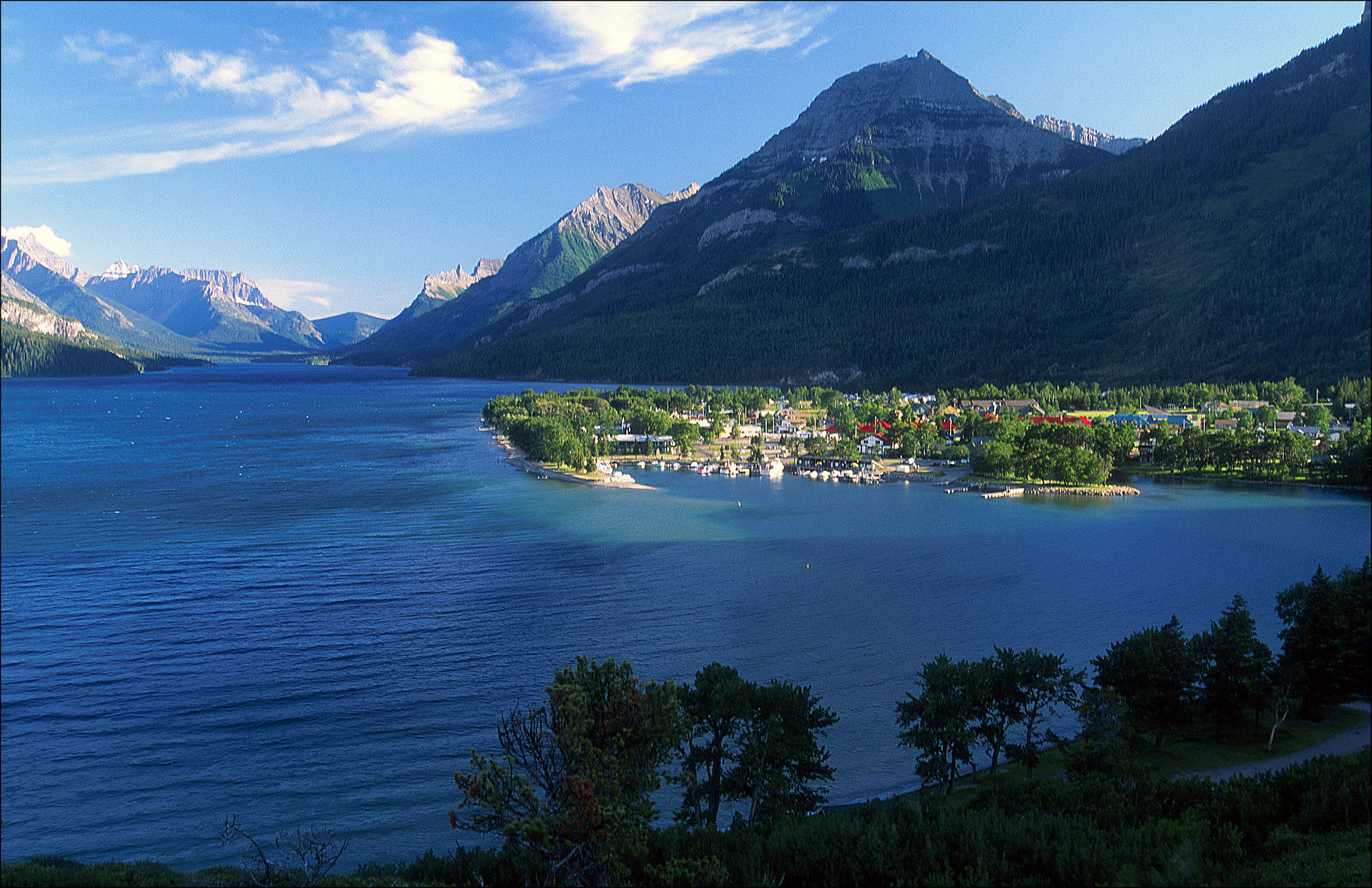 Waterton Glacier Suites Ngoại thất bức ảnh