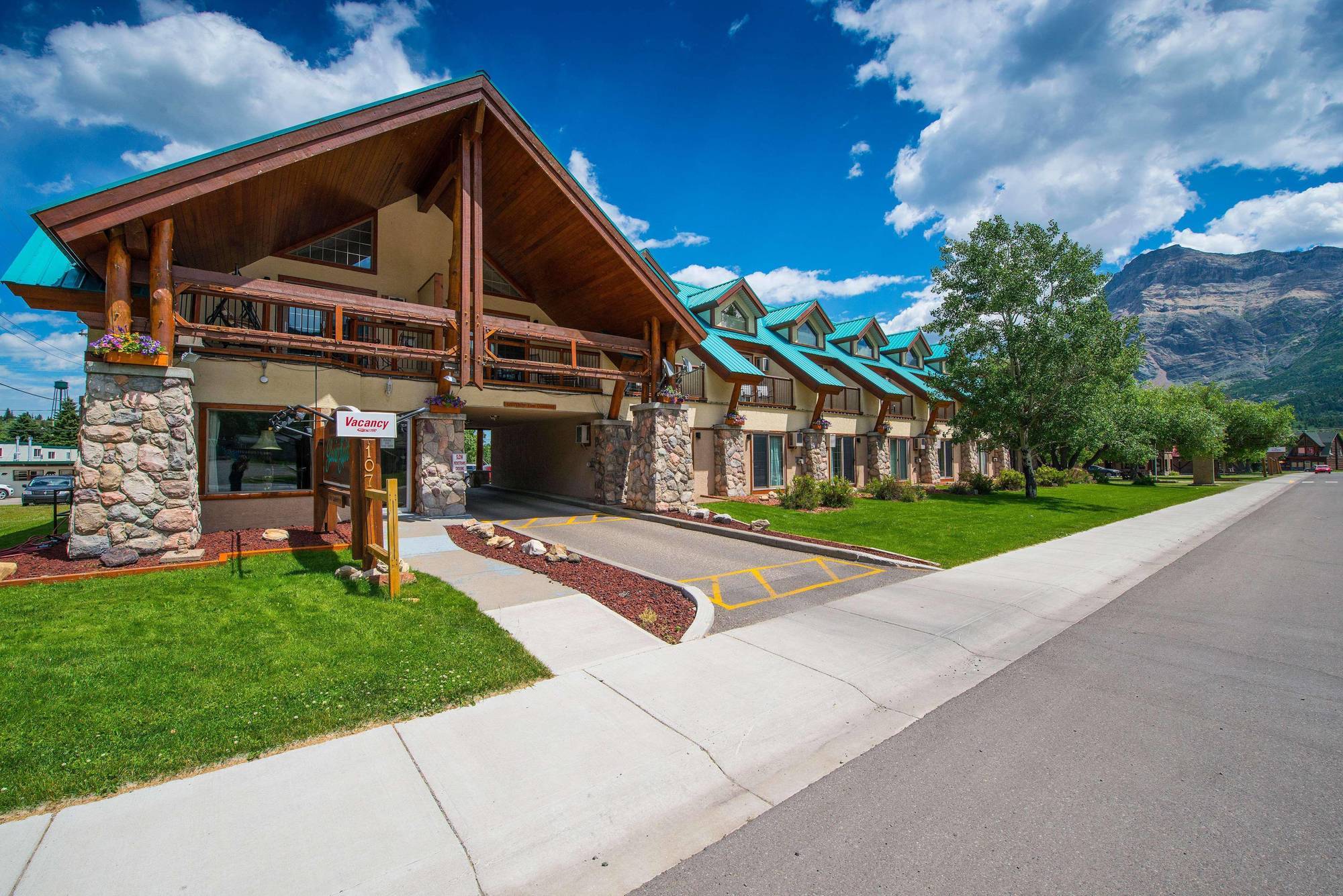 Waterton Glacier Suites Ngoại thất bức ảnh