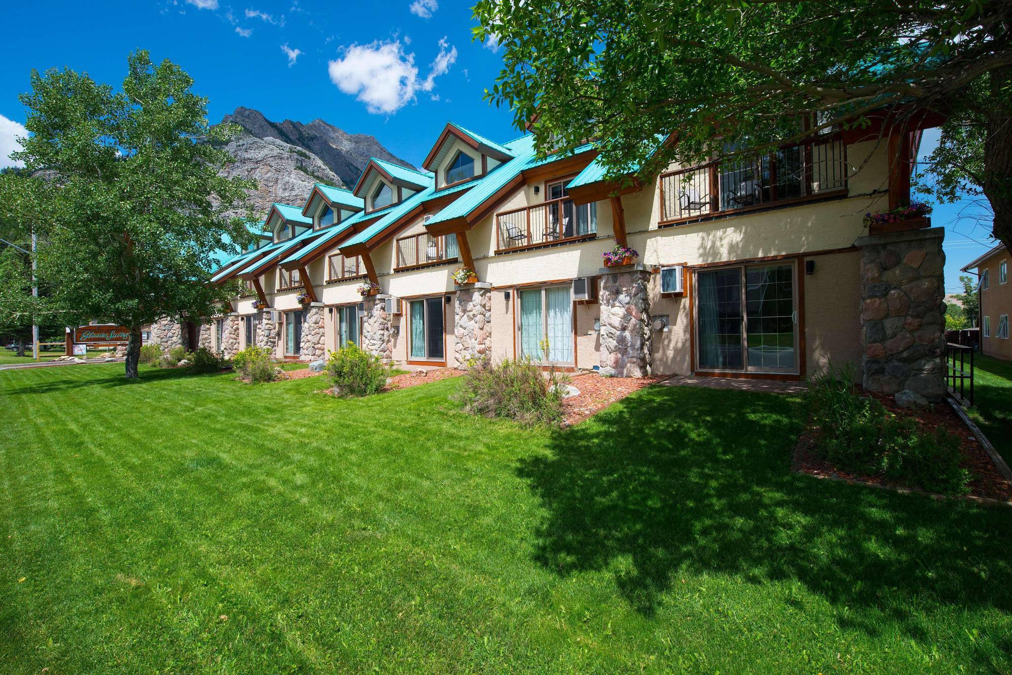 Waterton Glacier Suites Ngoại thất bức ảnh
